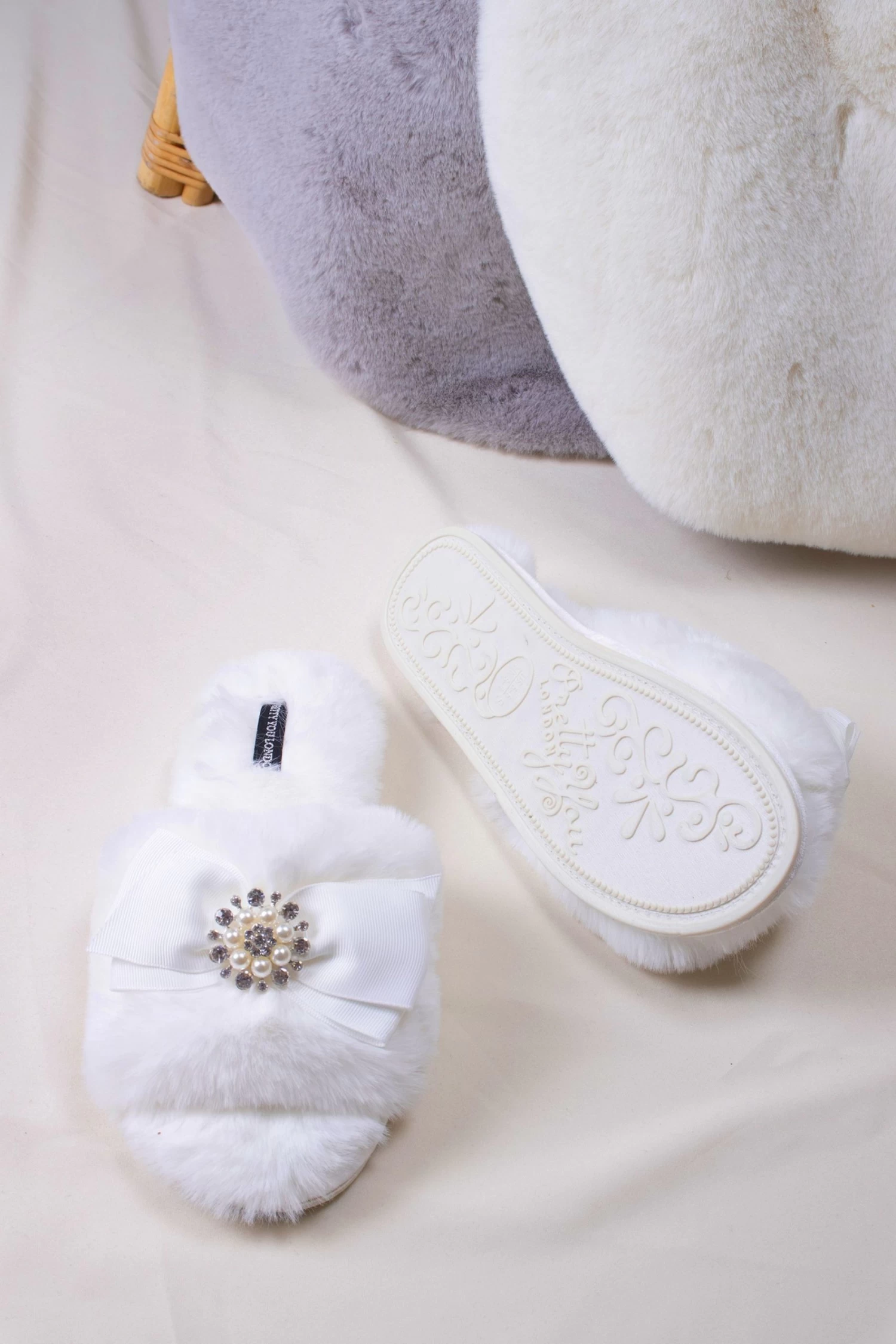 Pretty You London Diamante Box Faux Fur Slider Anya 5 Pretty You London Diamante Box Faux Fur Slider Anya - Image 3