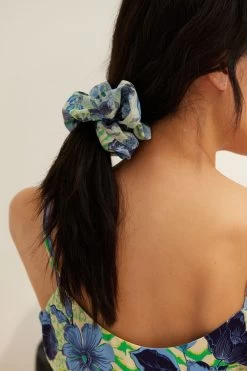 Oliver Bonas Blue Print Hair Scrunchie -Fashion Women N06577s4